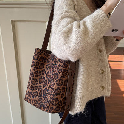 t8468 GESSY CROSSBODY BAG